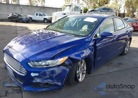 2016 Ford Fusion Energi Titanium z USA, uszkodzony, nr VIN 3FA6P0SU0GR235942